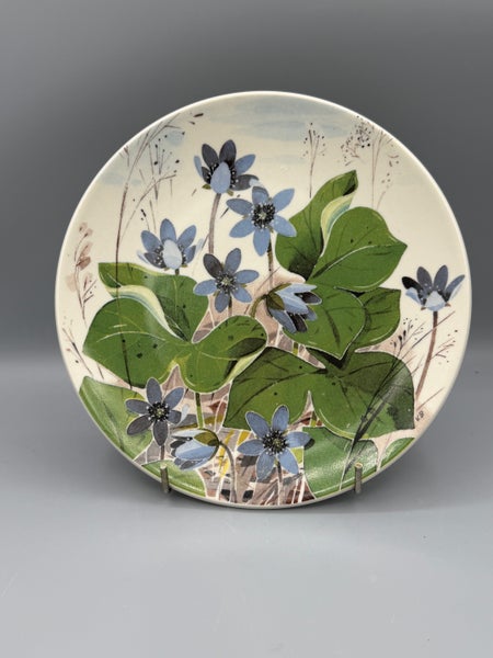 Arabia, Kirsti Brandt, H&auml;meen maakuntakukka, Sinivuokko,  Sein&auml;lautanen